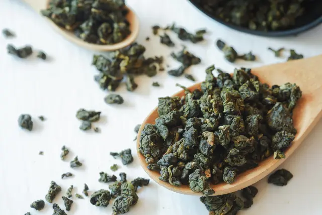 Té azul, que al infusionarse adopta un tono ámbar.