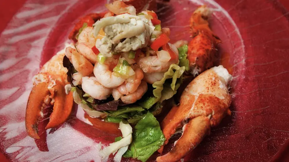 Plato de ensalada de mariscos